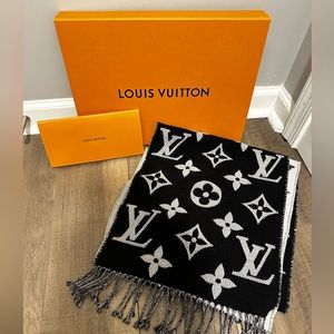 Louis Vuitton Scarf 💯 Authentic⭐️⭐️⭐️